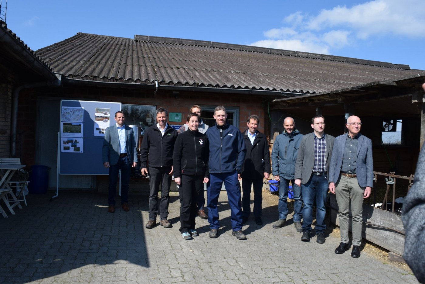 Die Referenten am Medienanlass (v.l.): Ueli Bleiker, Daniel Vetterli, Eveline und Reto Bachmann (vorne), Jérémy Favre, Christian Eggenberger, Peter Schweizer, Sebastian Menzel, Hansueli Gujer. (Bild sgi)