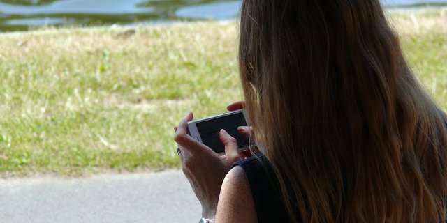 Immer online: Nicht nur am See, auch im Bett haben viele Menschen ihr Smartphone stets zur Hand. (Bild Lupo / pixelio.de)