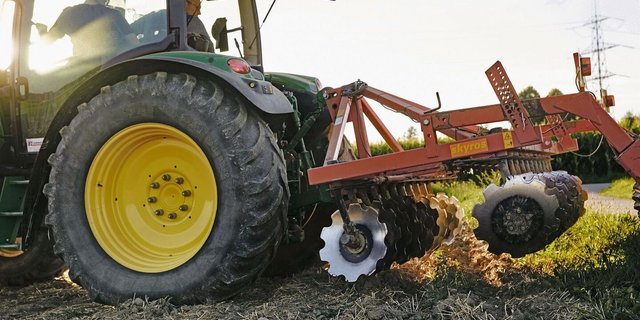 Wenn landwirtschaftliche Maschinen und Geräte beim Nachbarn ausgeliehen oder gemietet werden, bedarf es einer sogenannten Obhutschadenversicherung.