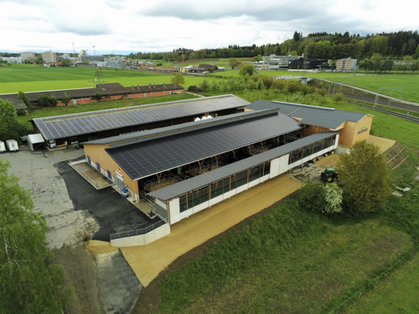 Der neue Rüttistall aus der Luft. (Bild mr)