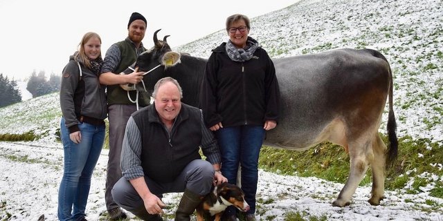 Bettina Haldemann, Simon, Hans und Therese Jegerlehner haben Freude an ihren Kühen. (Bild noe)