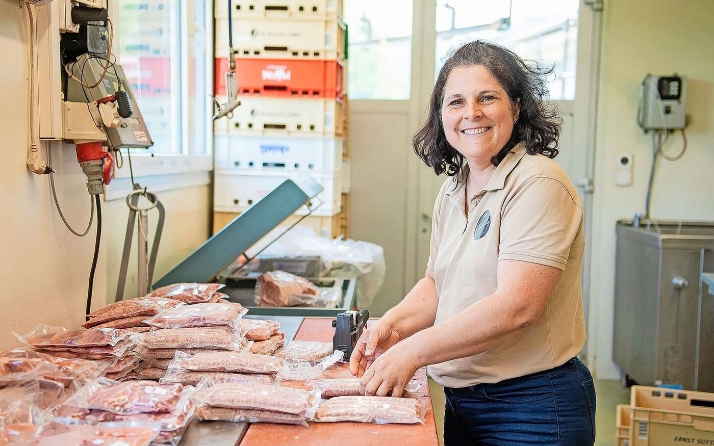 Astrid Roos ist verantwortlich für das Verpacken des Fleisches. Ihr Mann Patrik und die Angestellten zerlegen es und produzieren weitere Fleischprodukte.