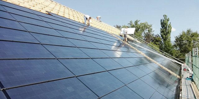 Es werden wieder mehr Dächer mit Photovoltaik-Modulen belegt. Zwar eher weniger  Grossanlagen wie früher (Bild), sondern vermehrt Anlagen bis 30 kVA für den Eigenverbrauch des Solarstroms.  (Bild Josef Scherer)