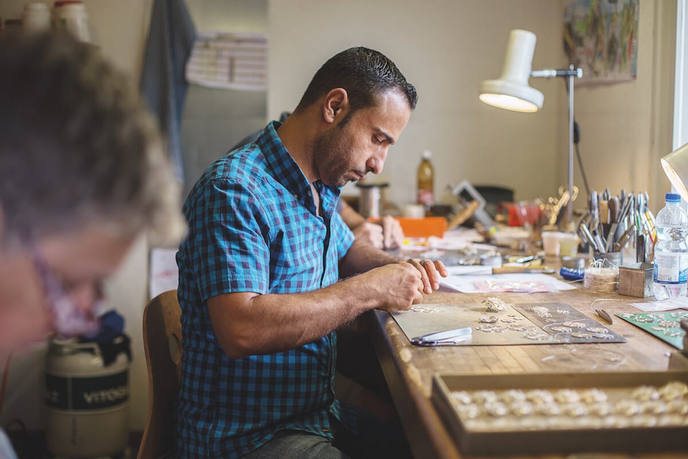 Milad Kourie ist einer der wenigen Filigranisten, der das alte Handwerk in der Schweiz noch erlernen kann.  (Foto: Pia Neuenschwander)