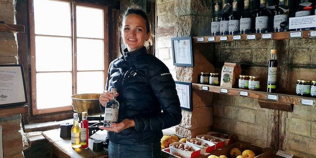 Christa Falkensammer-Ringger im rustikalen und stilvollen Hofladen in der alten Trotte. Sie ist stolz auf die vielen eigenen Produkte. (Bild Marie-Isabelle Bill)