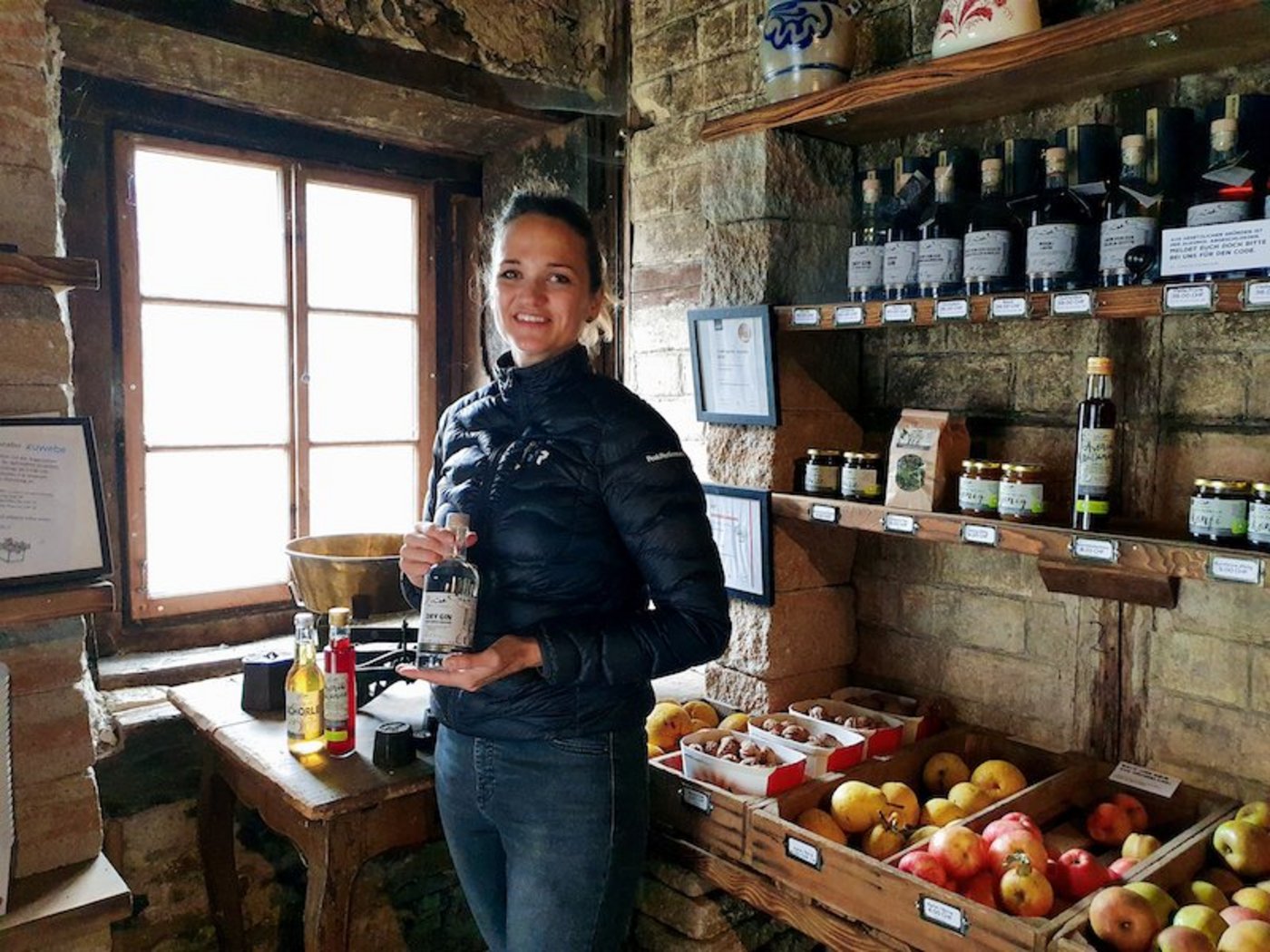 Christa Falkensammer-Ringger im rustikalen und stilvollen Hofladen in der alten Trotte. Sie ist stolz auf die vielen eigenen Produkte. (Bild Marie-Isabelle Bill)