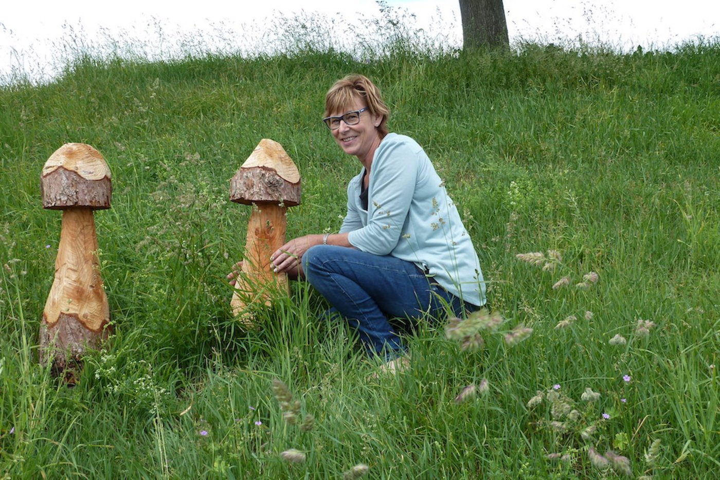 Um auf ihr Angebot für Pilz-Hölzer aufmerksam zu machen, hat Cornelia Keller zwei Pilze aus Holz geschnitzt. (Bild jsc)