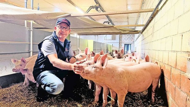 Roman Winiger im Vormaststall. Das Vlies-Dach im Liegebereich sorgt für Wärme.