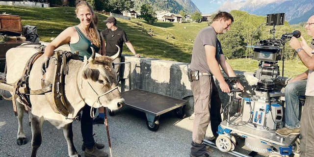 Vera Hofer mit Elly am Filmset von «Jakobs Ross». Während zwei Monaten war die Kuh für die Dreharbeiten im Tessin untergebracht.