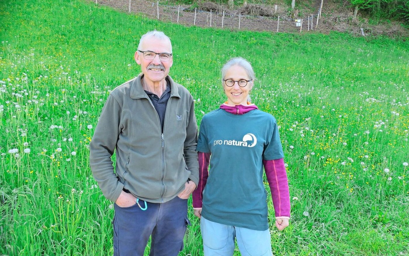 Geissenbesitzer Sepp Schuler und Evelyn Kamber von Pro Natura Zürich setzen sich für das Naturschutzprojekt am Eichberg ein. 