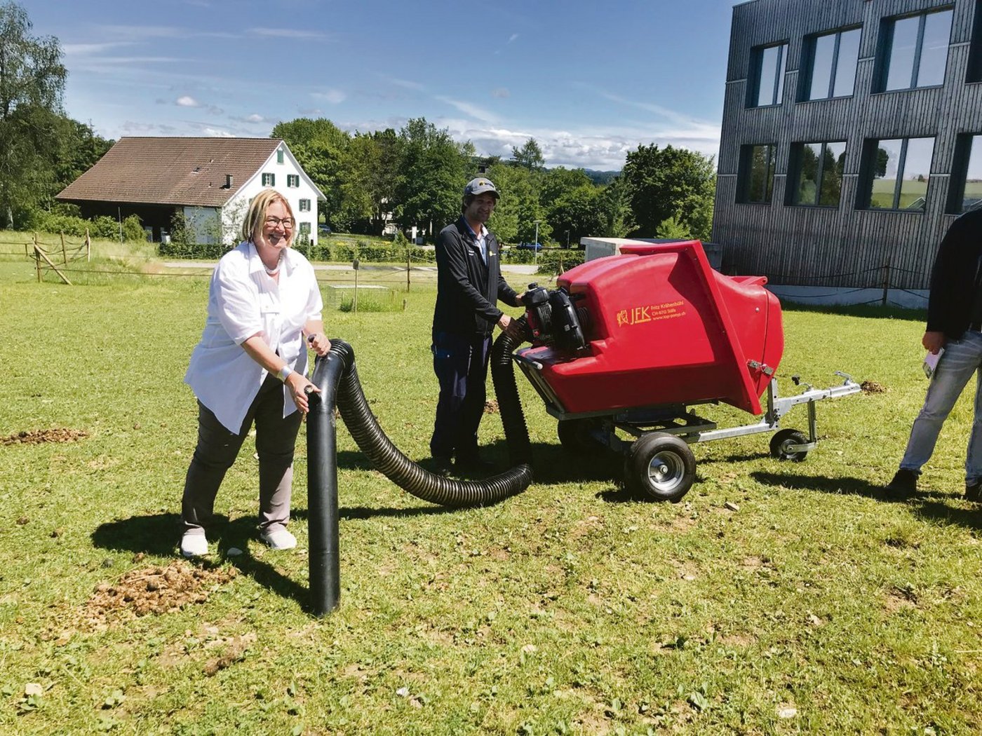 Staubsauger für Pferdeäpfel: Organisatorin Bettina Ehrbar probiert einen Paddock Cleaner aus, der am Pferdepensionstag am Strickhof gezeigt wurde.			(Bild Alexandra Stückelberger)