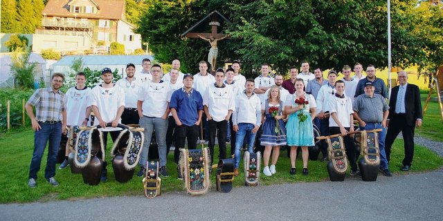 Klassenfoto mit zwei Landwirtinnen und 24 Landwirten, Klassenlehrer Erich von Ah (l.) und Nationalrat Markus Ritter (r.)  
