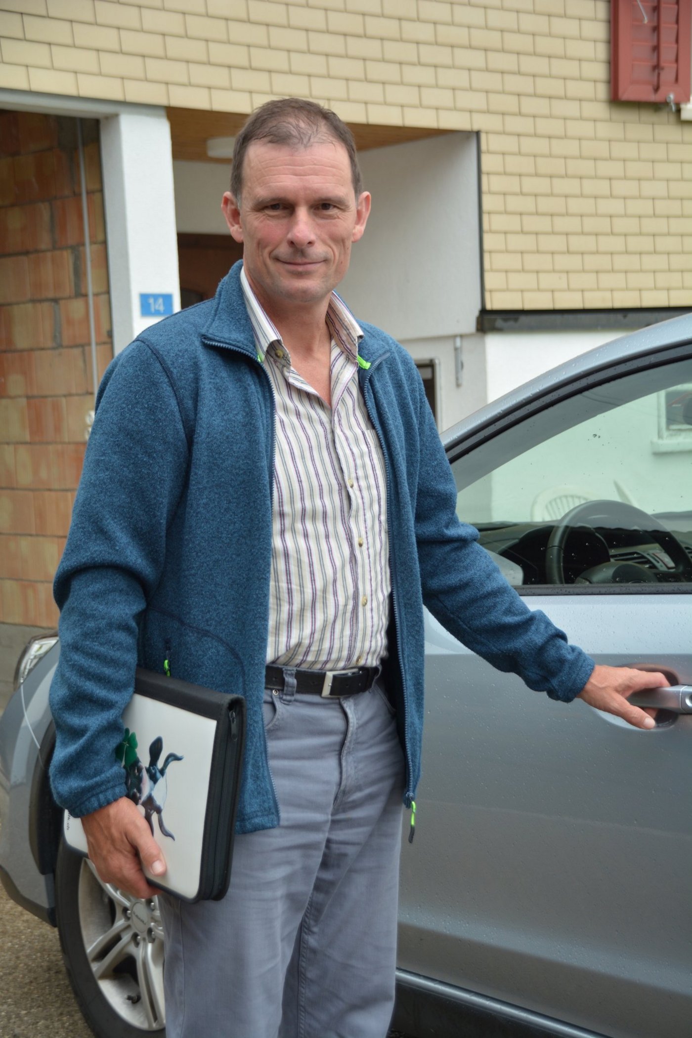 Hanspeter Egli hat die Arbeitsplanung auf dem Betrieb seinem Sohn übergeben und hilft – sofern es seine Agenda erlaubt – wo es ihn gerade braucht. (Bilder Armin Emmenegger)