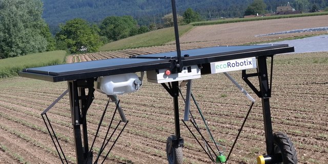 Die Neuheit ecoRobotix ist solarbetrieben und CPS-gesteuert und arbeitet dadurch selbständig. (Bilder Josef Kottmann)