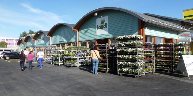 Insgesamt sank die Anzahl Standorte 2015 von 280 auf 276 Landi-Läden. (Bild Landi/zVg)