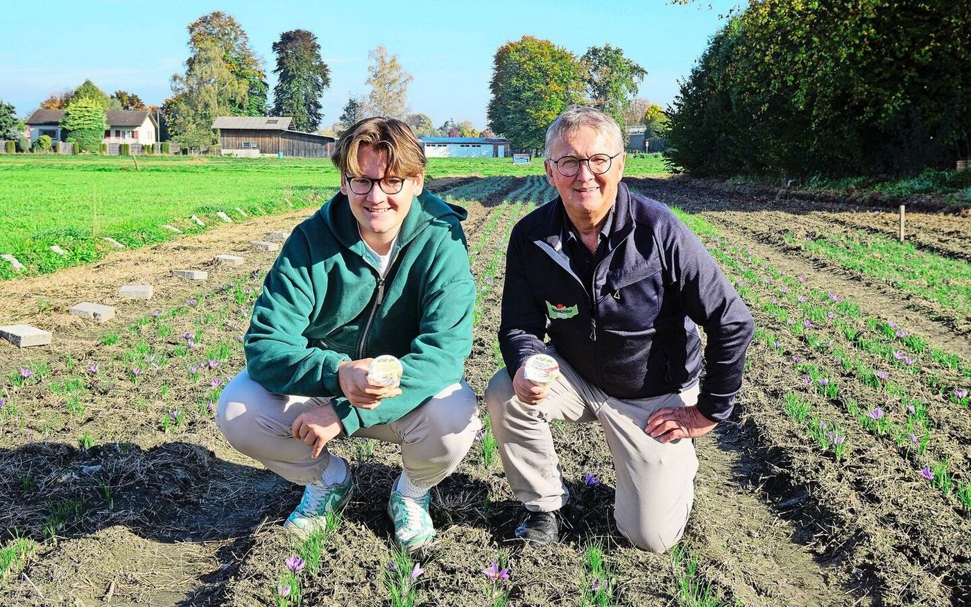 Sean Schmid (links) und Markus Wetter, Inhaber der Appenzeller Milch AG. Schmids Safran veredelt die Desserts «Milchreistöpfli» und «Ribelmaistöpfli». 