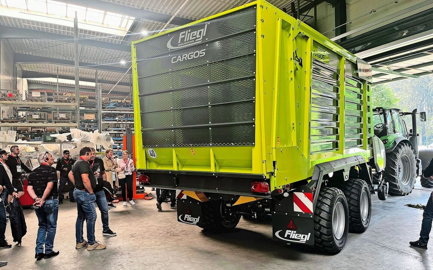 Das Fliegl-Team scheute keinen Aufwand. Zig Maschinen vom AgroTruck bis zum Twist-Line-Pumpfass wurden im Feld vorgeführt.