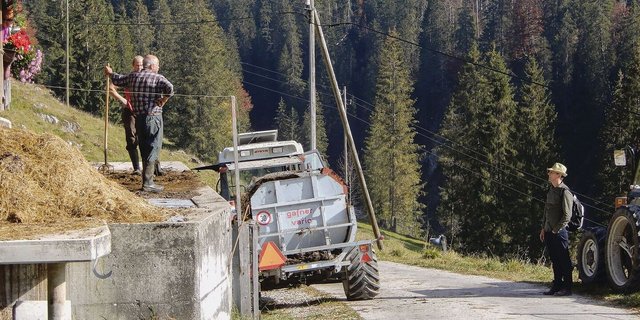 Im Luzerner Sömmerungsgebiet gibt es kaum Beanstandungen wegen des Gewässerschutzes: Älpler bei Herbstarbeiten im Gespräch mit einem Wanderer.