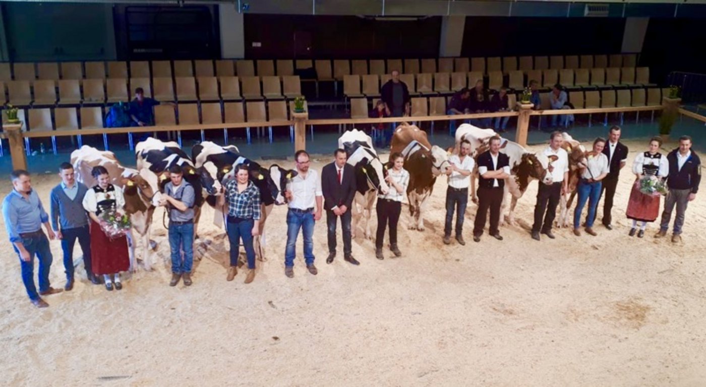 Das Schlussbild der 24. Starparade in Burgdorf. Alle Stars in einer Reihe.