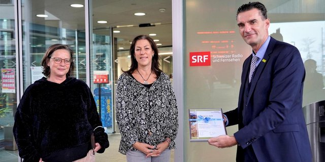 Michèle Sauvain (rechts) und Cutterin Hedwig Bäbler (links) von SRF nehmen vom Agrisano Geschäftsführer Christian Scharpf den Medienpreis Deutschschweiz des Schweizer Bauernverbands entgegen. (Bild pd)