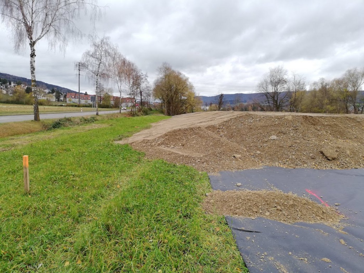 Rd. 10‘000m3 Kies wurde auf der Wiese, die durch eine Folie abgedeckt wurde, deponiert. (Bilder ZBV)