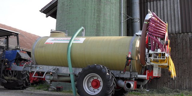 Der Aufbau für einen Schleppschlauchverteiler muss für jedes Fass, ob neu oder alt, individuell gemacht werden. In jedem Fall sind die Achs- und Deichsellast zu beachten. (Bild Kohli AG)