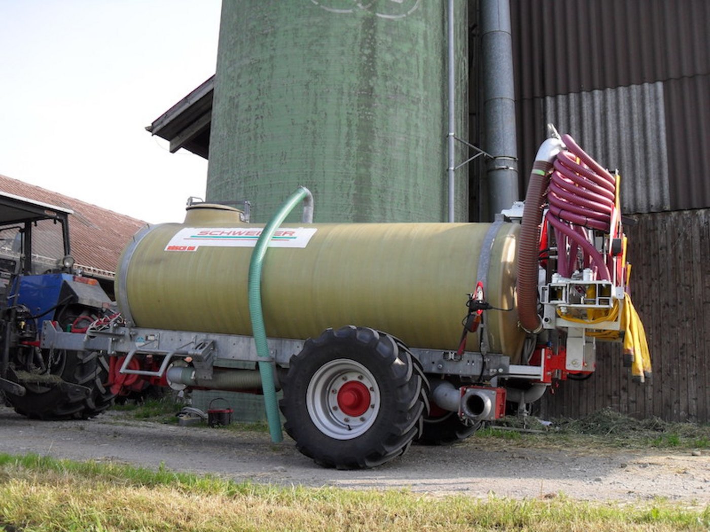 Der Aufbau für einen Schleppschlauchverteiler muss für jedes Fass, ob neu oder alt, individuell gemacht werden. In jedem Fall sind die Achs- und Deichsellast zu beachten. (Bild Kohli AG)
