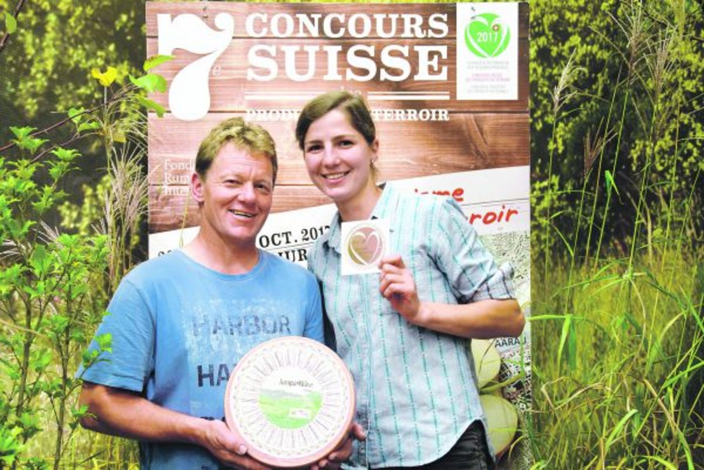 Auch eine Bronze-Medaille kann die Wertschöpfung dieses Juraparkkäse «vergolden». Erhalten haben den Preis Arno Wernle und Susanne Frey aus dem Aargau. (Bild Jasmine Baumann)
