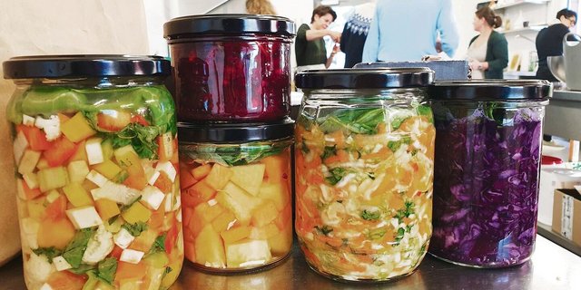 Vielfalt: Fermentieren eignet sich für das meiste Gemüse, ein bekanntes Beispiel ist Sauerkraut. Wer diese Lebensmittel roh konsumiert, erhält die wertvollen Inhaltsstoffe.  