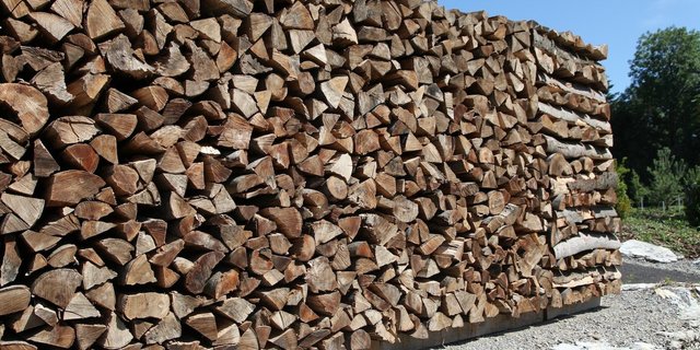  Holzbeige im Luzernbiet: Wer Stückholz in einer 40-70 kW-Feuerung verbrennt, hat diese alle zwei Jahre auf ihren CO-Ausstoss zu kontrollieren. (Archivbild BauZ)