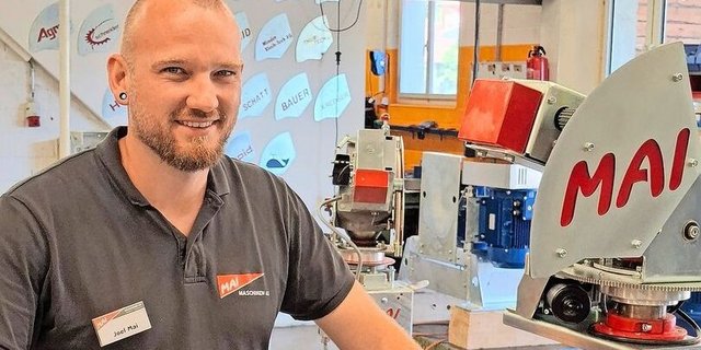 Joel Mai, Geschäftsführer und Inhaber der Mai Maschinen AG, im Montageraum des neuen Firmenstandorts in Dürrenroth.  