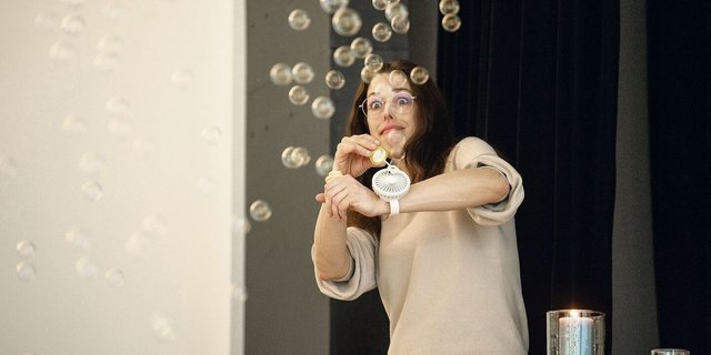 Leslie Delmonico alias Dr. Rockette lässt zur Erheiterung der Bäuerinnen ganz unkonventionell Seifenblasen steigen.