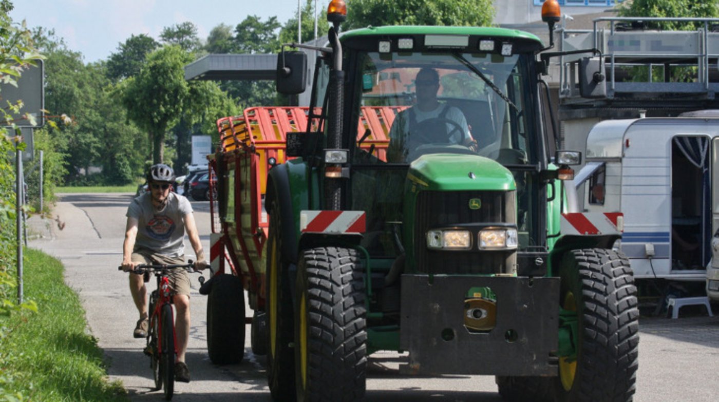 Da elektrisch unterstützte Velos auf den ersten Blick schwer als solche erkennbar sind, wird empfohlen, die Geschwindigkeit herannahender Velos genau zu beobachten und im Zweifelsfall besser zu warten. (Bild BUL) 