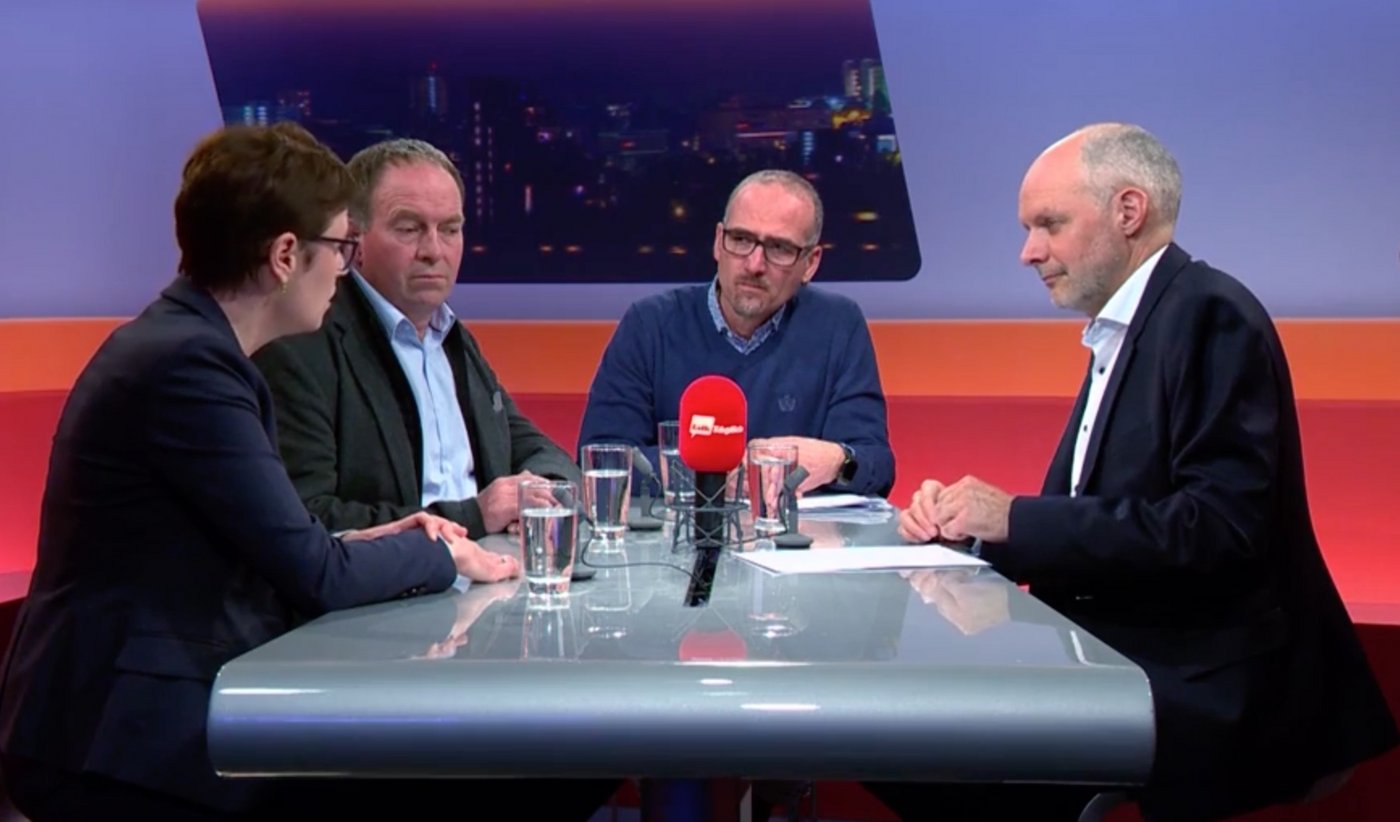 Es diskutierten (v.l.n.r): Alda Breitenmoser, Leiterin des Amtes für Verbraucherschutz des Kantons Aargau, Alois Huber, Landwirt und Präsident des Aargauer Bauernverbandes, Nachbar und Ex-Gemeindeammann Oftringens Martin Bhend und Moderator Rolf Cavalli (Bild Screenshot Tele M1)