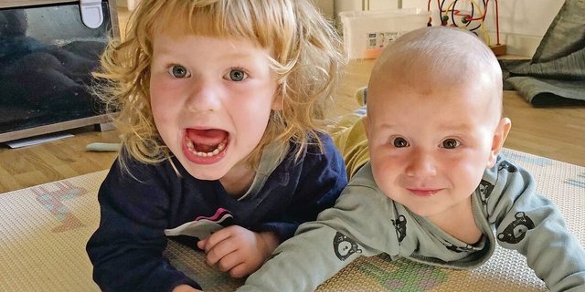 Für ein Kleinkind ist die Ankunft eines Geschwisterchens mit vielen Unsicherheiten verbunden. Eifersucht ist da ganz normal. 