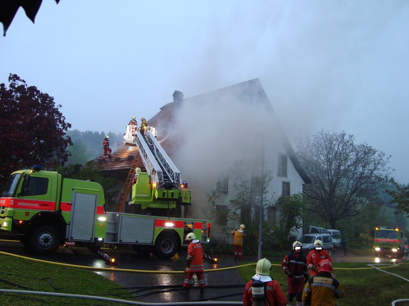 Die Feuerwehr konnte den Brand in dem Bauernhaus, in dem sich mehrere Wohnungen befinden, rasch löschen. (Bild: Kapo ZH)