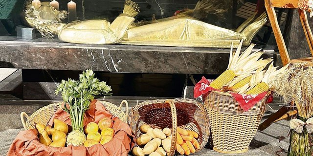 Zum Landfrauen-Gedächtnis wird die Pfarrkirche Sachseln herbstlich geschmückt.