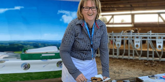 Andrea Wyss ist gelernte Köchin, Mutter und Bäuerin und serviert auch ab und zu  Linzertorte am Hofmärit. (Bild lja)