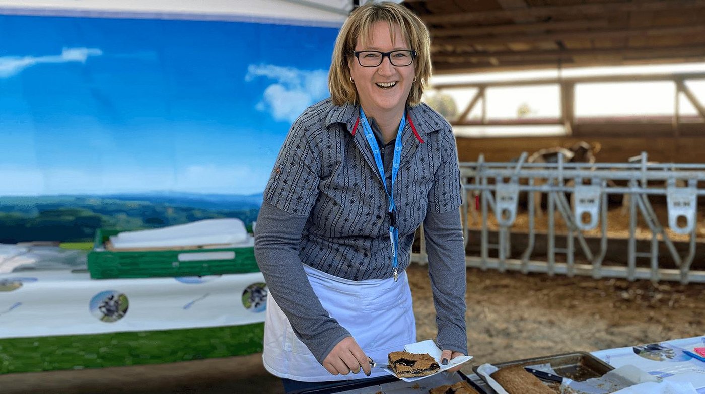 Andrea Wyss ist gelernte Köchin, Mutter und Bäuerin und serviert auch ab und zu  Linzertorte am Hofmärit. (Bild lja)