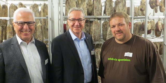 Hans Wey (Präsident der Agrovision Muri), Regierungsrat Robert Küng und Geschäftsführer Andi Lieberherr (v.l.). (Bild Alois Hodel)