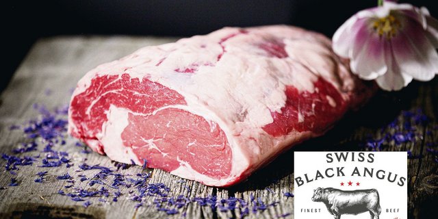 Tierwohl, Biodiversität und Pioniergeist, lautet das Erfolgsrezept von Swiss Black Angus. Das Label, das sich auf die Fahne schreibt, das nachhaltigste Fleisch der Schweiz zu produzieren.(Bild Daniel Niklaus)