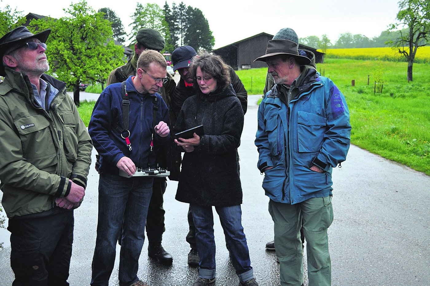 Nicole Berger zeigt ihrem Mann Walter auf dem Tablet das Flugbild, welches von der Drohne aus aufgenommen wird. Interessiert verfolgen Besucher des Hegekurses in Liestal den Drohnenflug. (Bild ai)