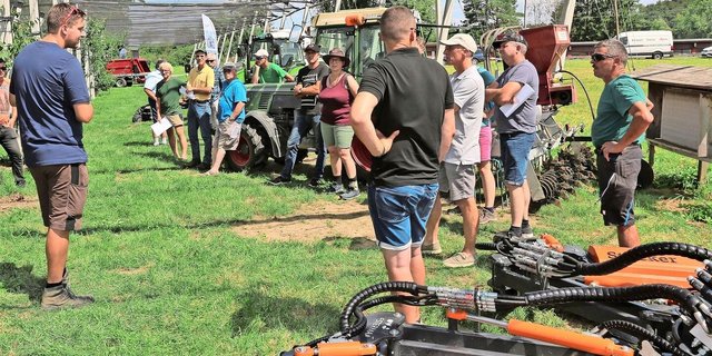 Ramon Staubli (links) gab an der Steinobst-Begehung des LZ Liebegg Einblick in seinen vielseitigen Betrieb mit Beeren, Obst, Gemüse und Direktvermarktung.