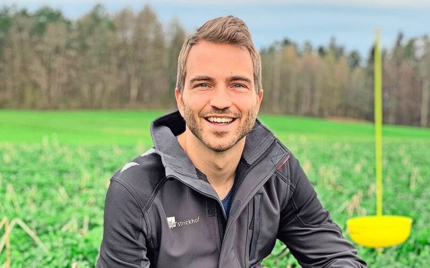 Simon Binder hat eine Saison lang die digitalen Fallen eingesetzt. Im Hintergrund rechts eine herkömmliche Gelbfangschale. 