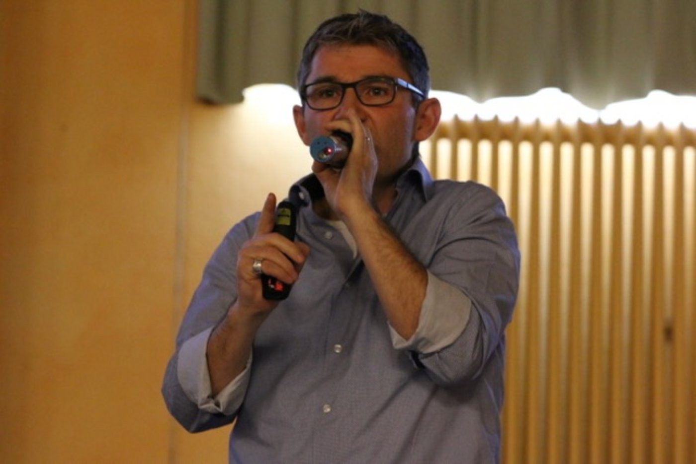 Christian Manser besuchte die IG Anbindestall. Eine Kuh brauche nicht viel, um glücklich zu sein, aber das Richtige, sagt er. (Bild Simone Barth)