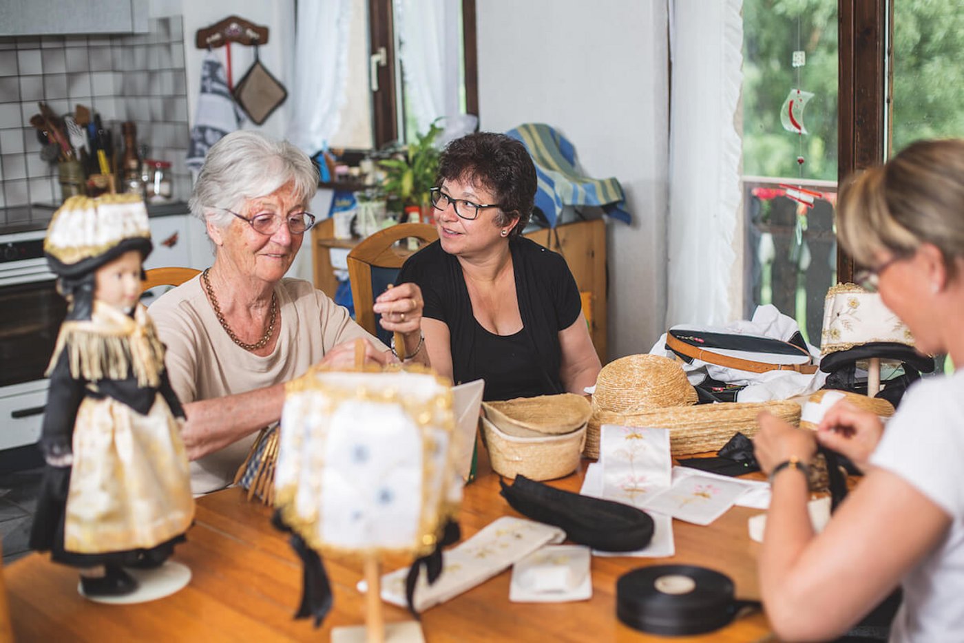 Die Gruppe kennt alle Arbeitsschritte, die es für einen Walliser Trachtenhut braucht. Von links: Maria Borter, Brigitte Steiner und Pascale Haefliger.  (Foto: Pia Neuenschwander)