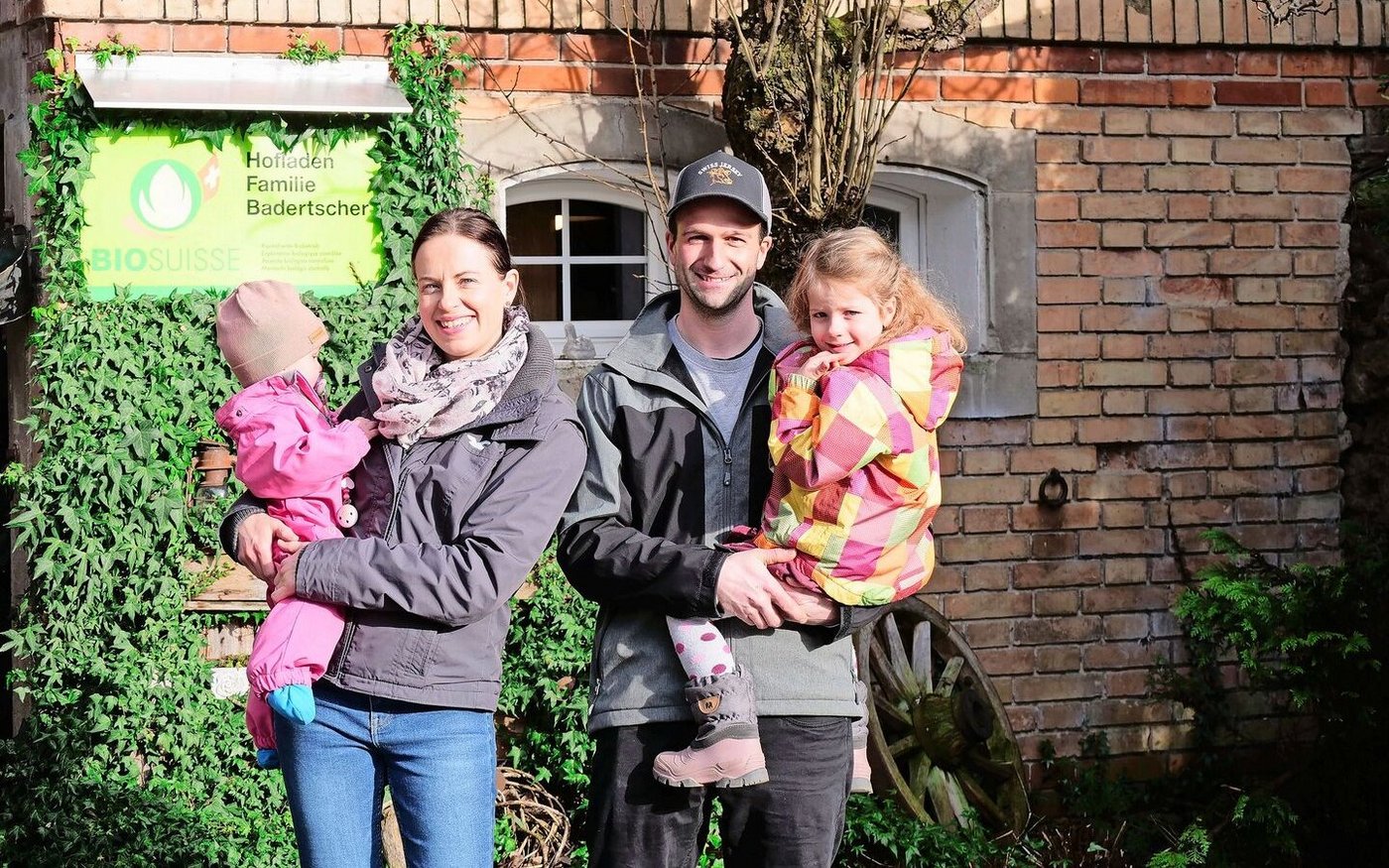Seit 2019 liegt die Betriebsleitung in ihren Händen: Barbara und Niklaus Badertscher mit Töchtern Elin (l.) und Jael.