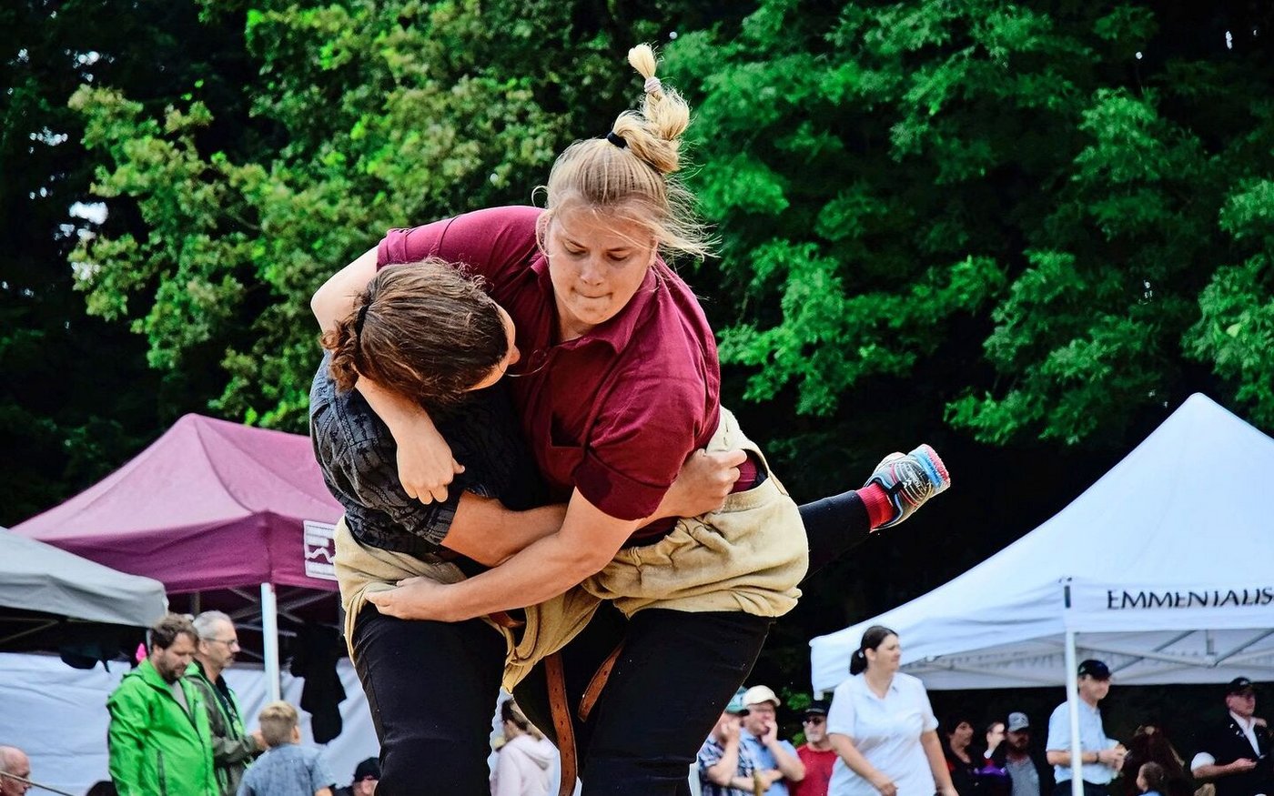 Sie ist seit dem 5. Lebensjahr begeisterte Schwingerin: Isabel Egli (rechts) im Sägemehlring, hier gegen Eveline Linggi im letzten Jahr am Frauen- und Meitlischwingfest in Oberthal.