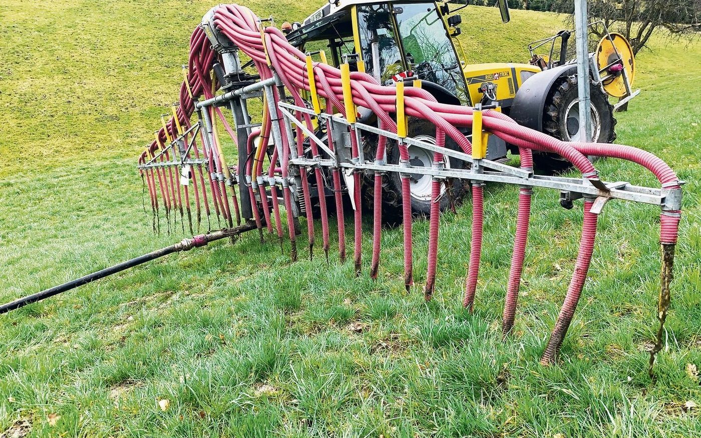 Güllen mit dem Schleppschlauch ist auch in Hanglagen möglich. 