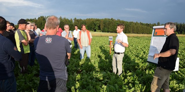 Lucas Vogt von der KWS (Mitte) und Richard Rimle von Bayer (rechts) stellten das neue System Conviso Smart vor. (Bild Peter Fankhauser)